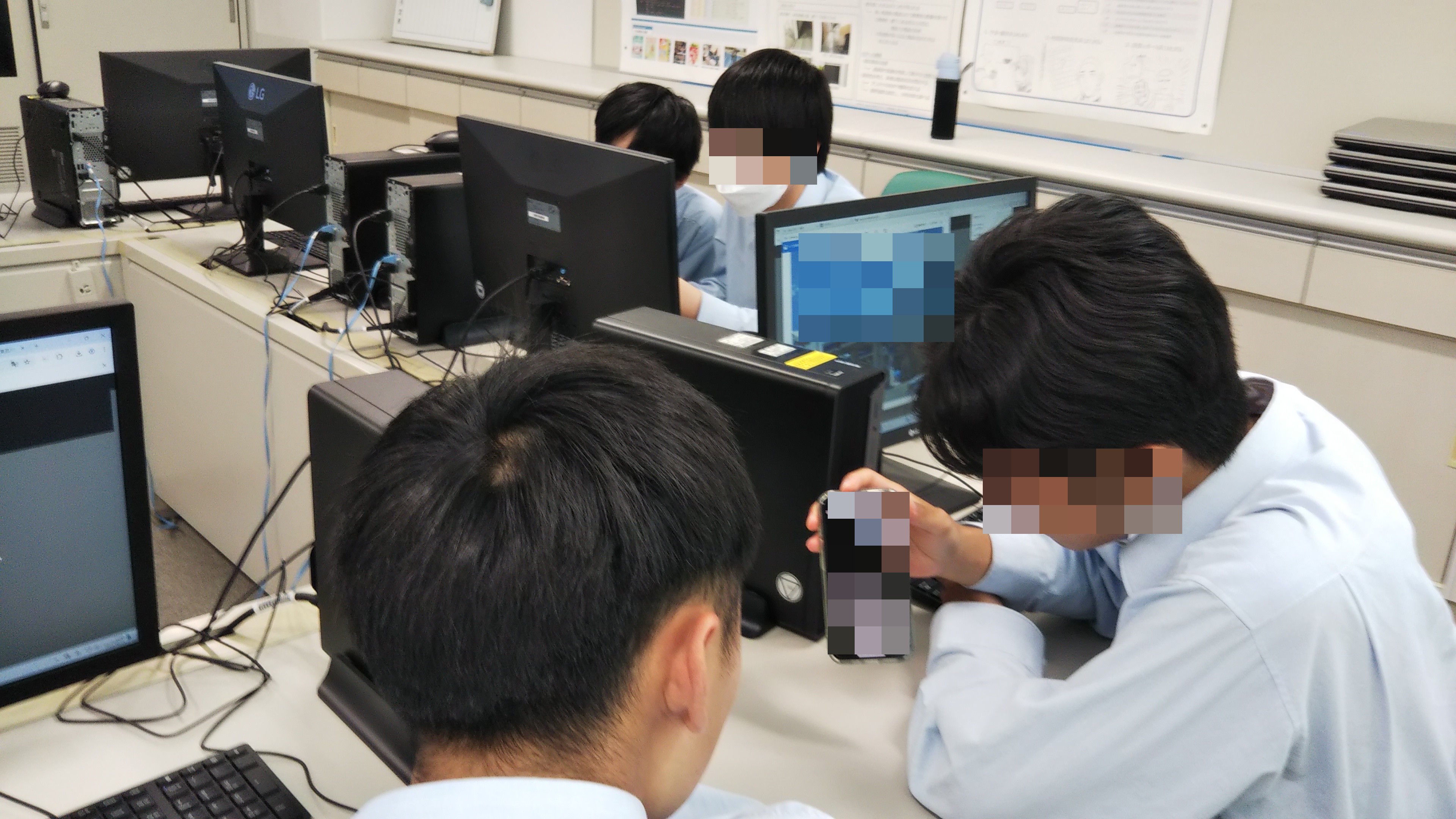 情報端末を駆使して競技に挑んでいる様子