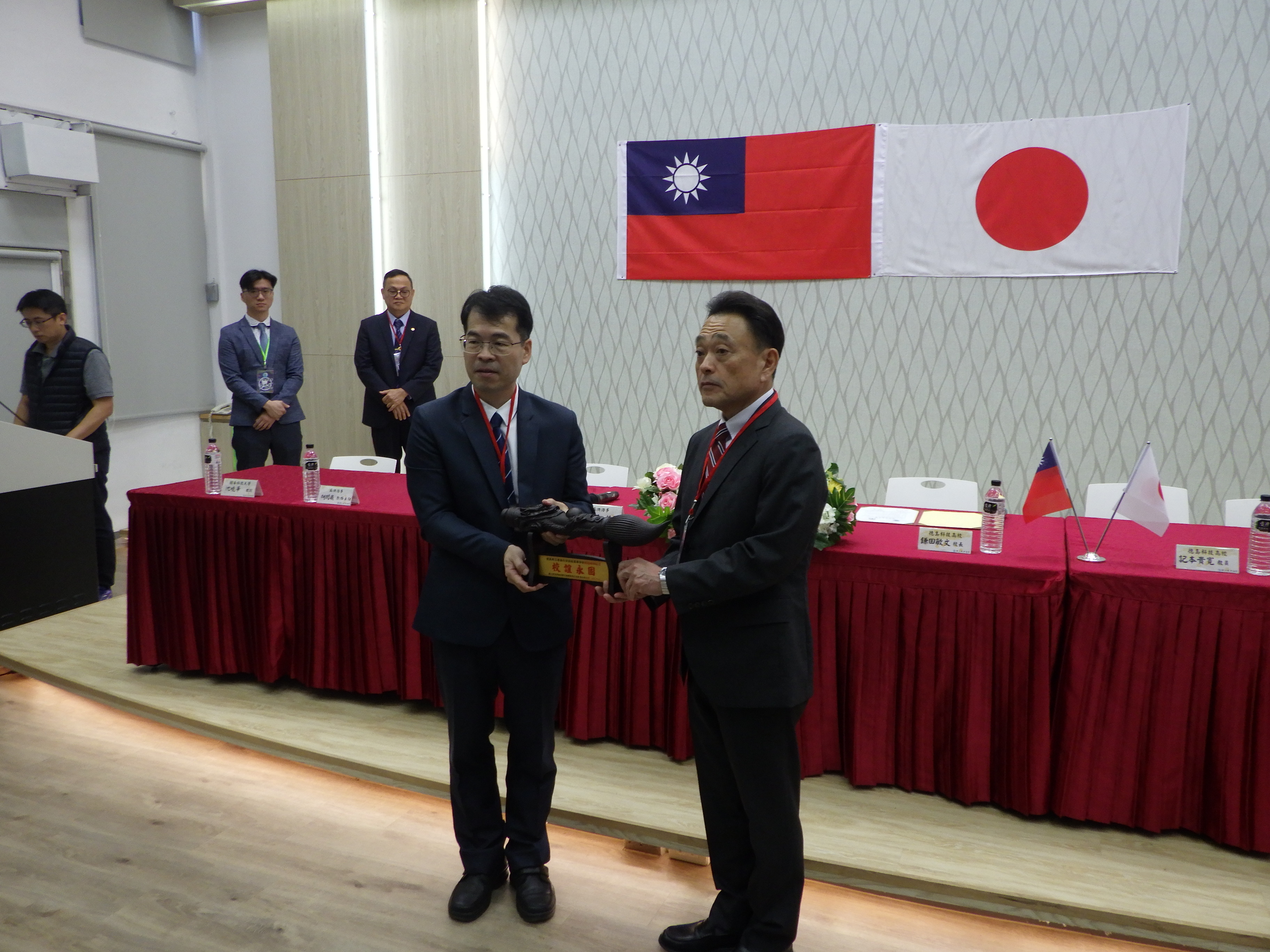 ⑦台湾訪問：記念品交換