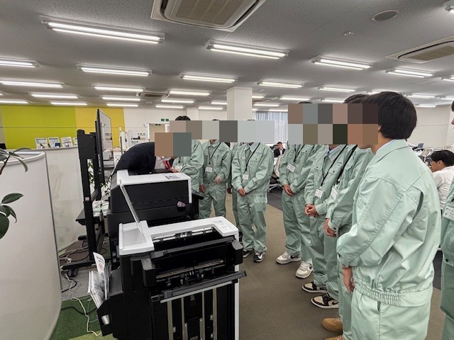 複合機の構造説明を受ける