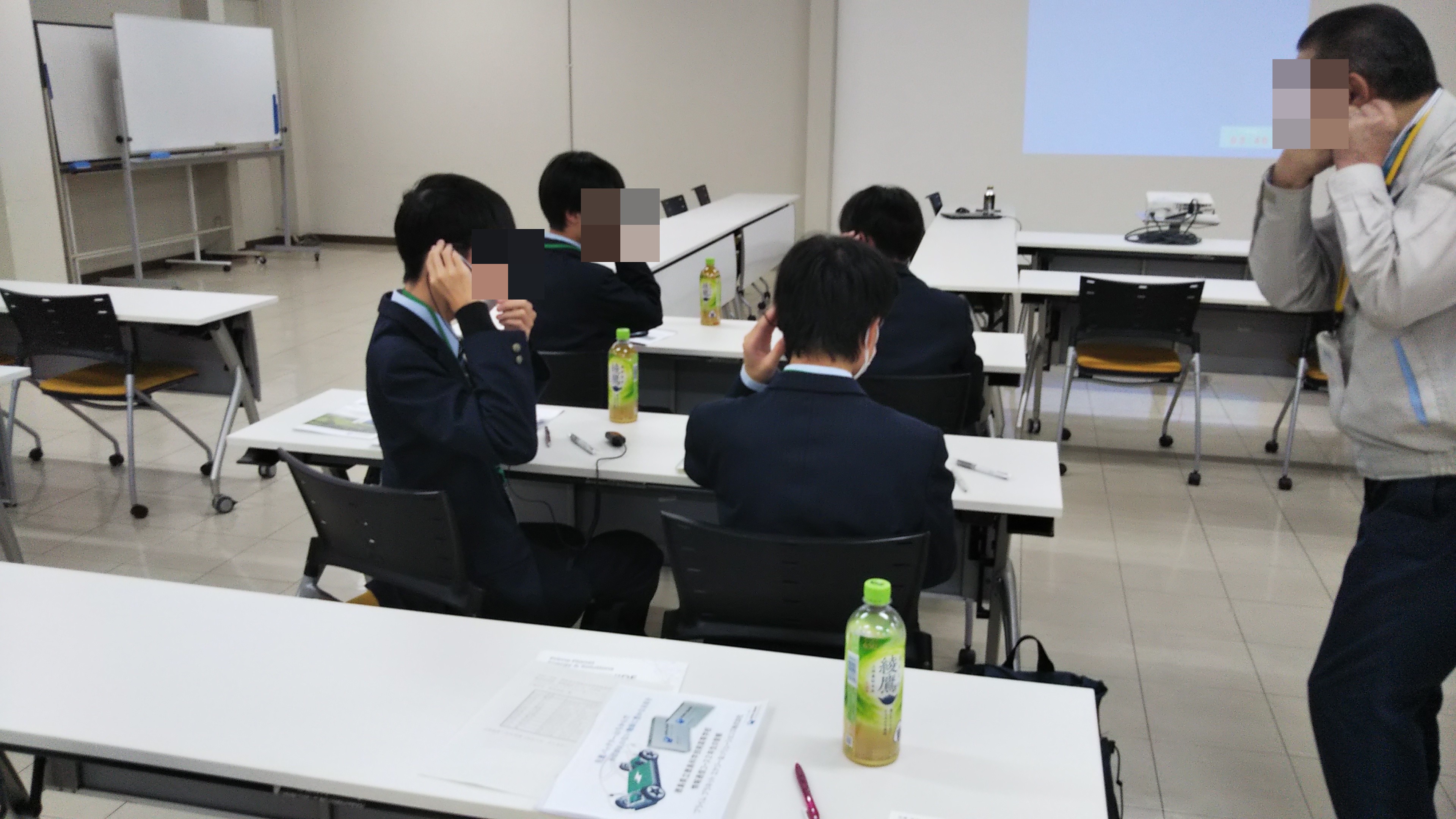 工場内見学前のインカム装着の様子