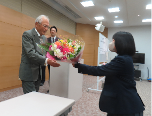 06　高木純一郎先生に花束贈呈