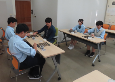01　４人と岩丸先生